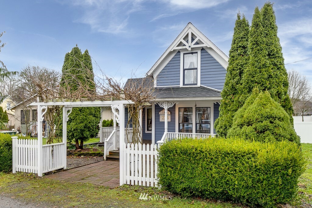 Property Photo:  213 Taylor Street  WA 98290 