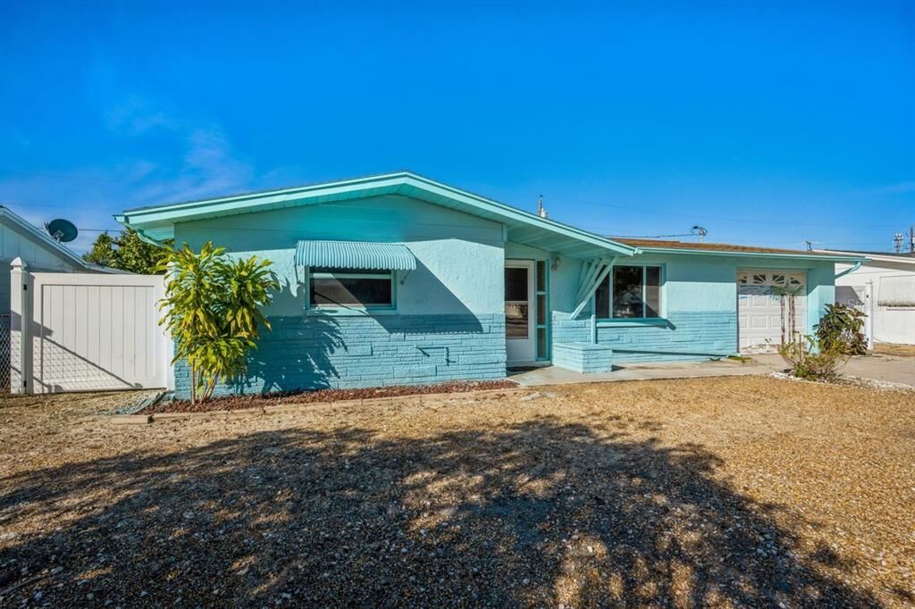 Property Photo: 1517 Derrick Street FL 34690