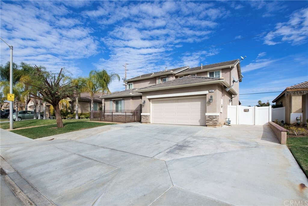 Property Photo:  2847 Lake View Drive  CA 92571 