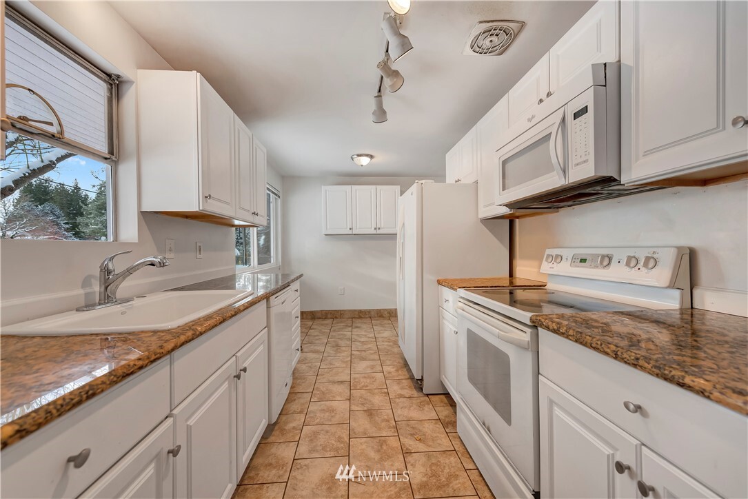 Property Photo: 9503 Bowdoin Way WA 98020