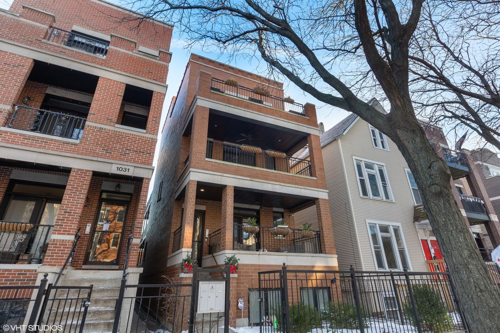 Property Photo: 1033 W Newport Avenue 1 IL 60657