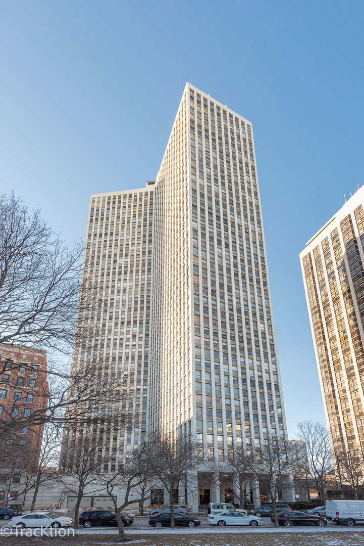Property Photo: 2626 N Lakeview Avenue 812 IL 60614