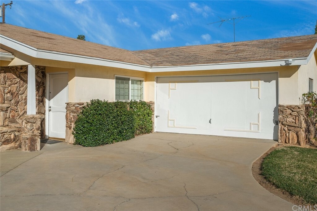 Property Photo:  747 Vallecito Avenue  CA 92223 