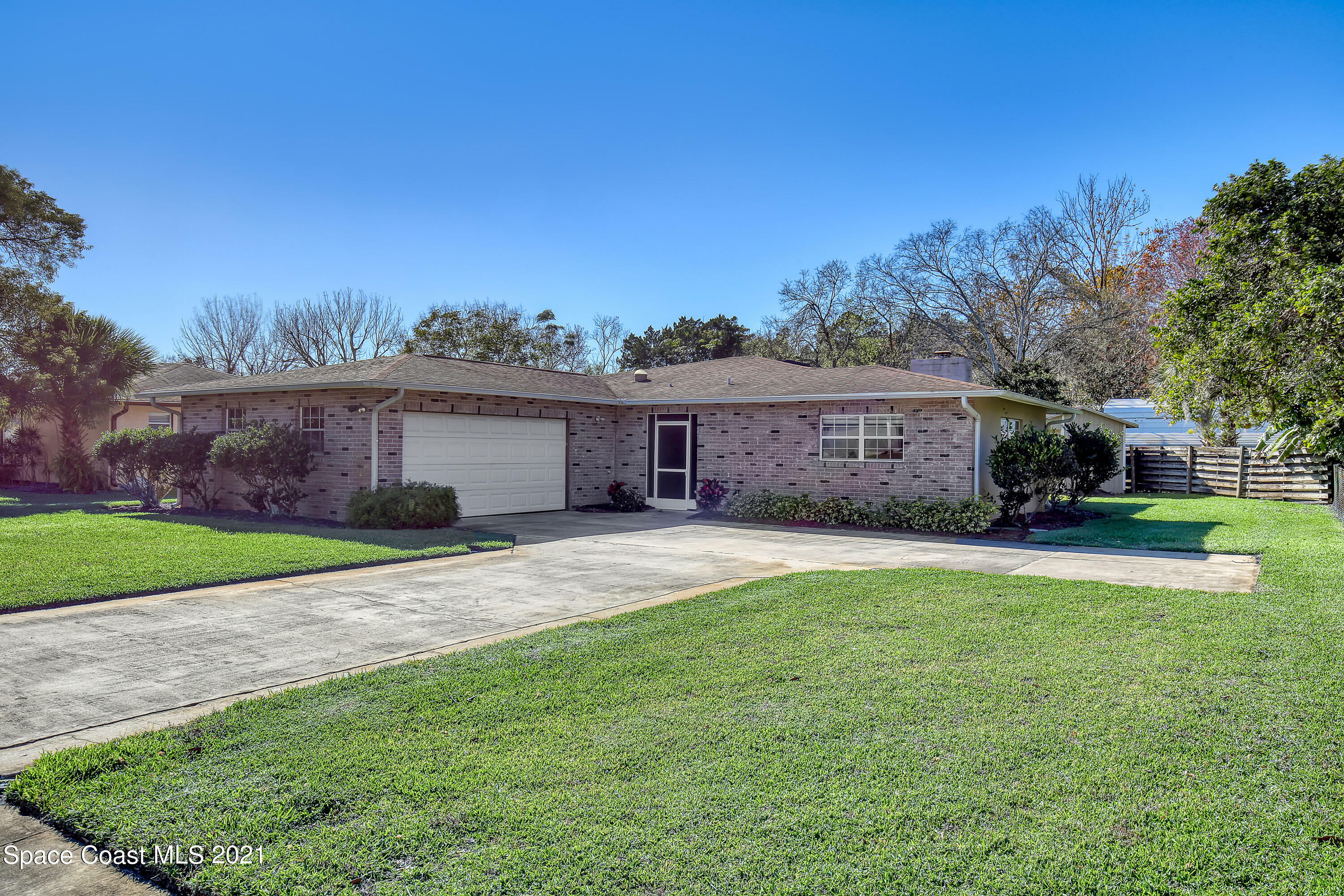Property Photo: 4210 Grovewood Lane FL 32780