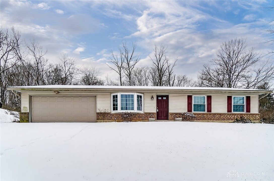 Property Photo: 523 Queen Eleanor Court OH 45342