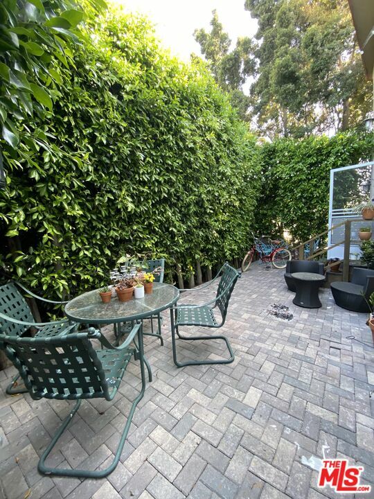 Property Photo: 627 Westminster Ave #2 CA 90291