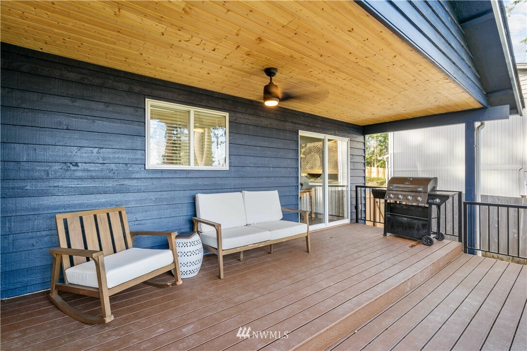 Property Photo:  909 Harvest Road  WA 98012 