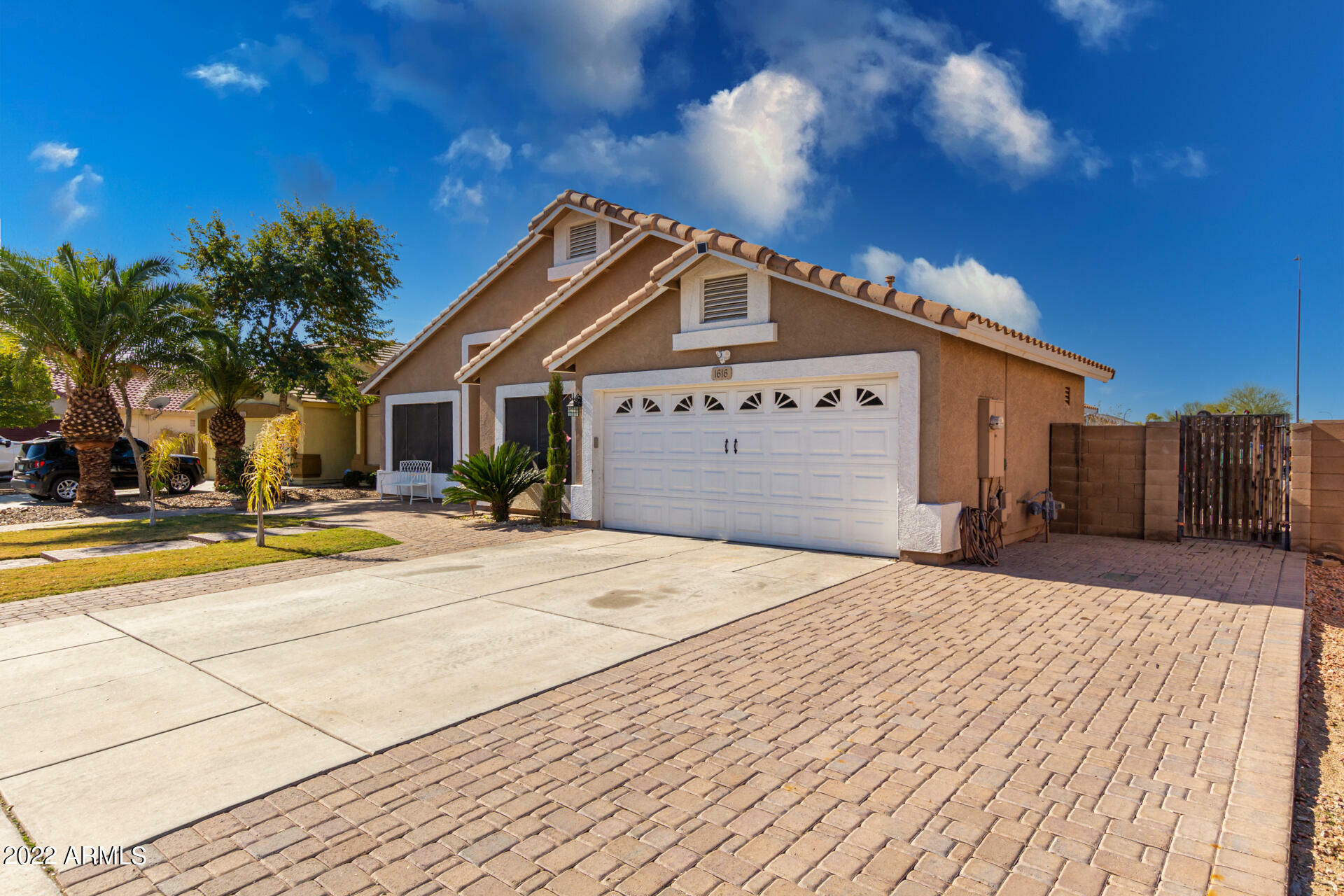 Property Photo: 1616 S 82nd Drive AZ 85043