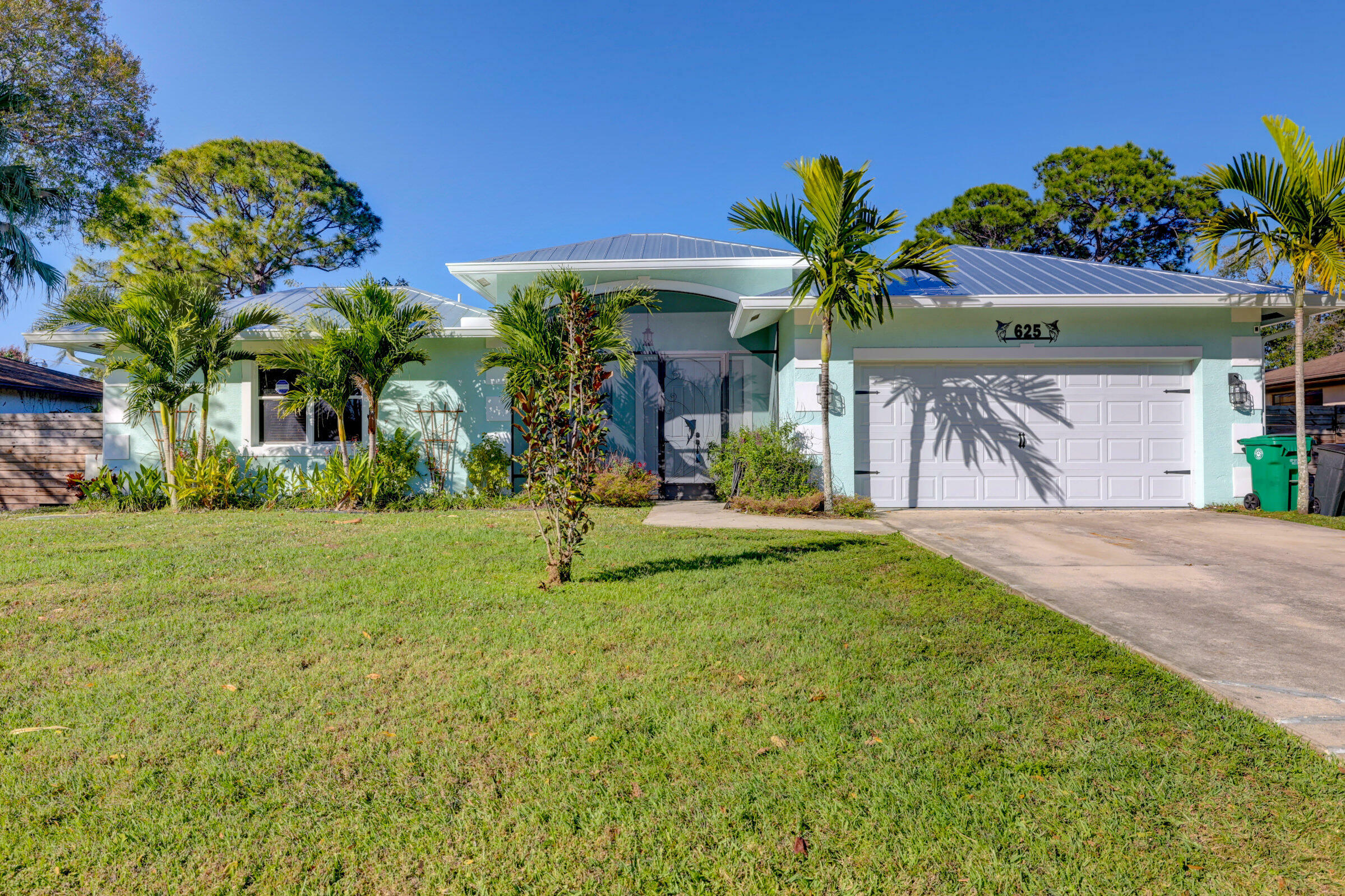 Property Photo: 625 SE Thornhill Drive FL 34983