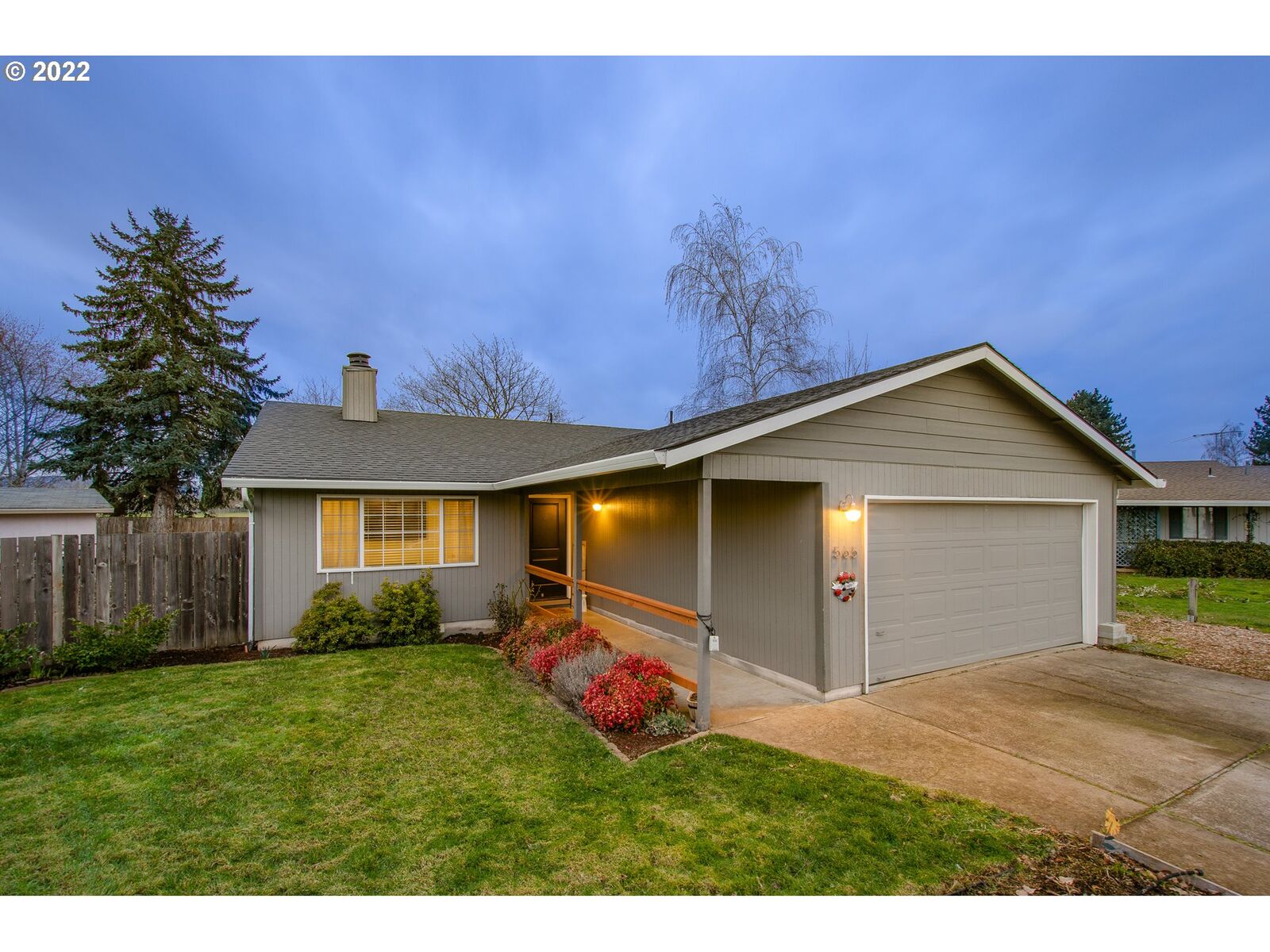 Property Photo: 565 S Tarrybrooke Pl OR 97113