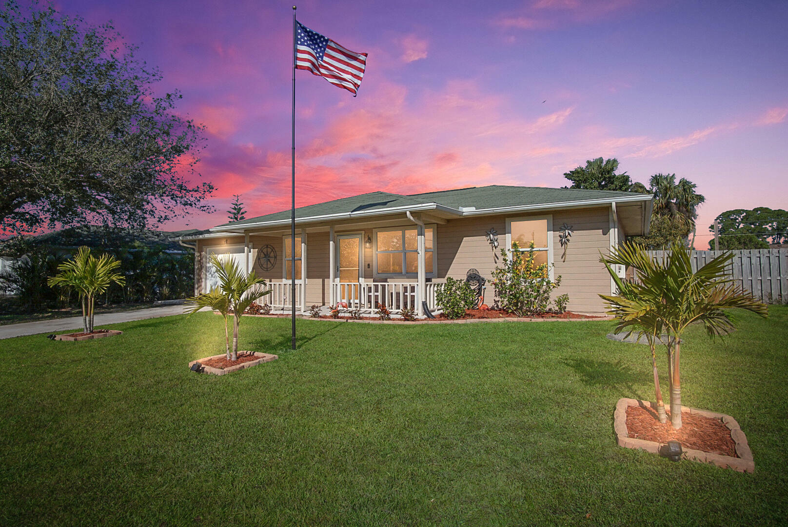 Property Photo: 933 SW Whittier Terrace FL 34953