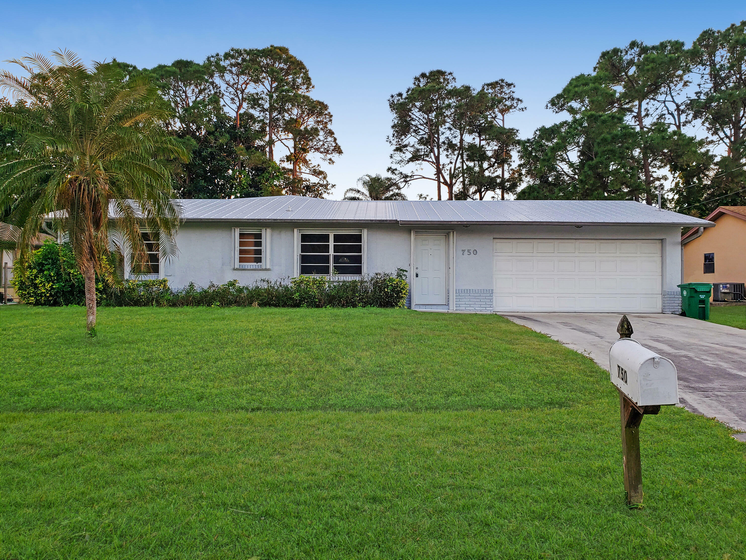 Property Photo:  750 SE Damask Avenue  FL 34983 