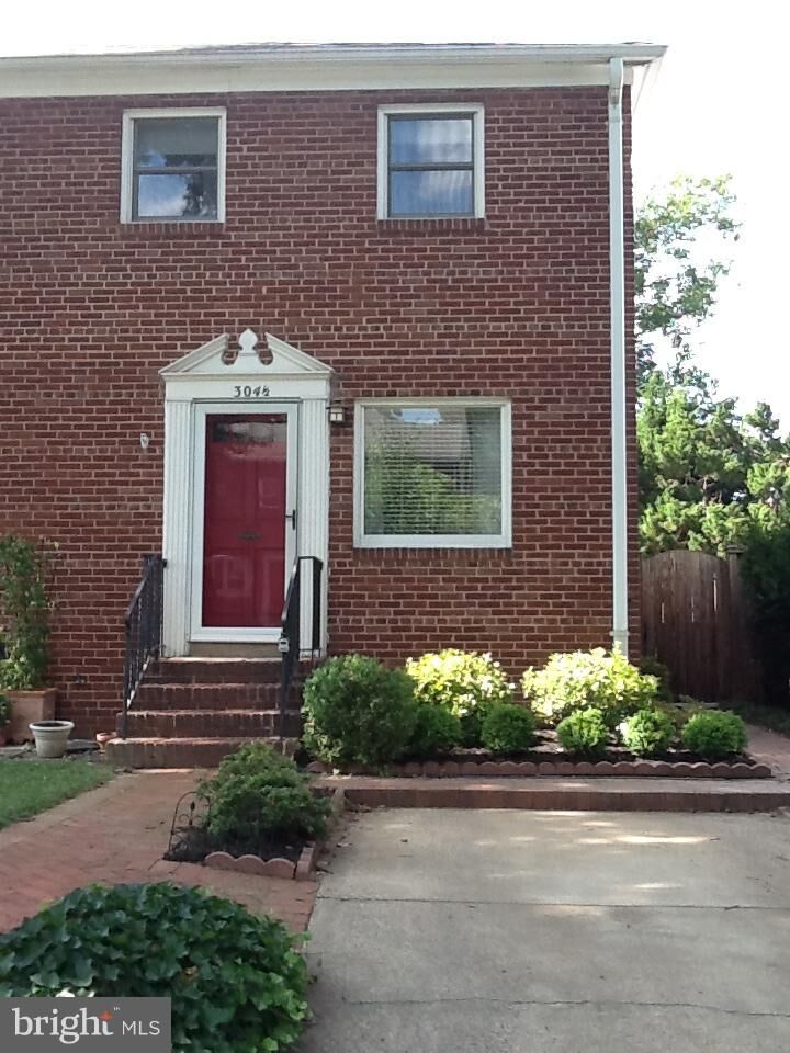 Property Photo: 304 E Oak Street 1/2 VA 22301