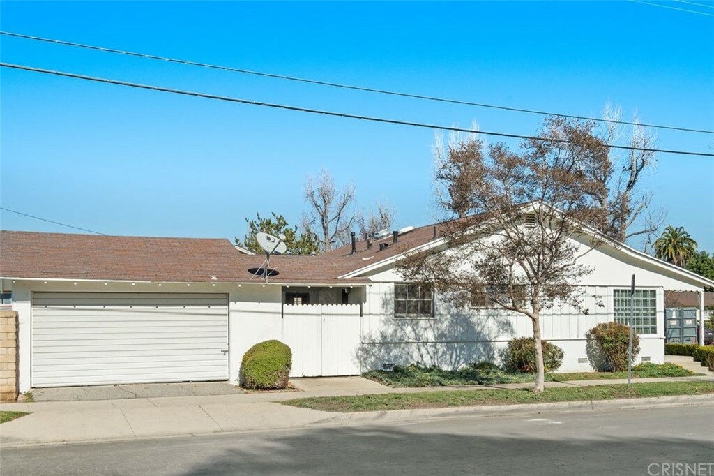 Property Photo: 5401 Lemona Avenue CA 91411
