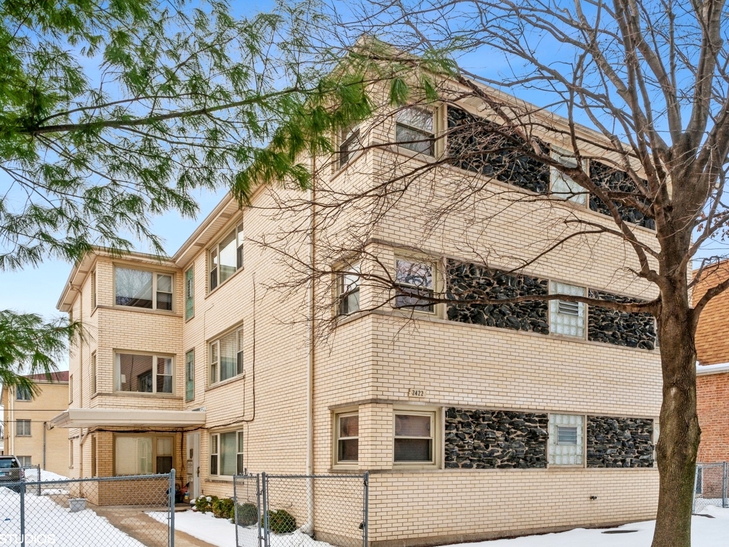 Property Photo: 2422 N 77th Avenue 1W IL 60707