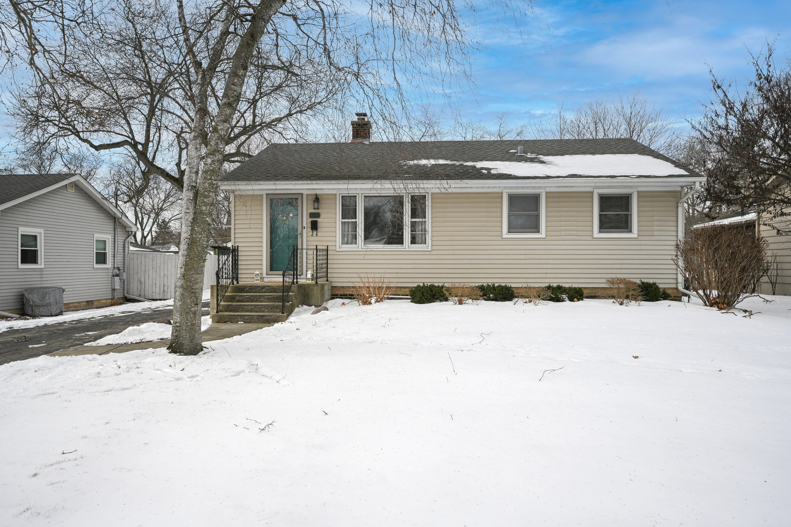 Property Photo:  1102 S Gables Boulevard  IL 60189 