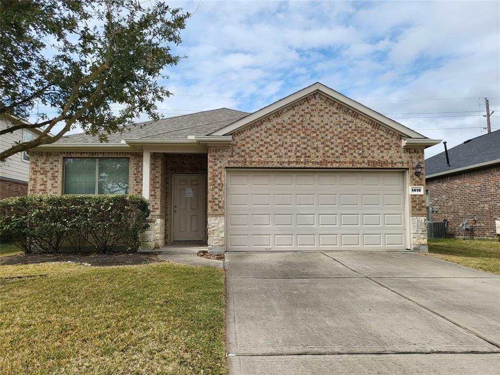 Property Photo: 1419 S Maple TX 77493