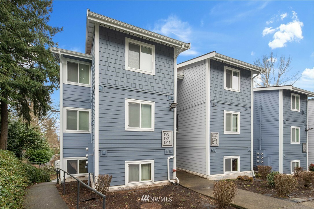 Property Photo:  2411 S 248th Street D32  WA 98032 