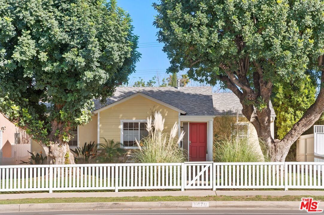 Property Photo: 5670 Lindley Ave CA 91316