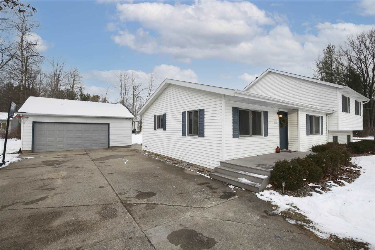 Property Photo:  2611 N Cove Dr  MI 48657 