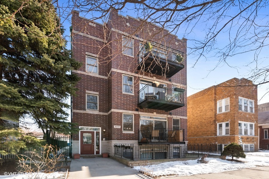Property Photo: 4335 N Mozart Street 2 IL 60618