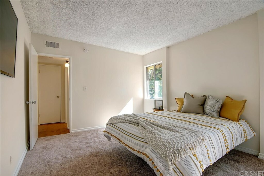 Property Photo:  18307 Burbank Boulevard 4  CA 91356 