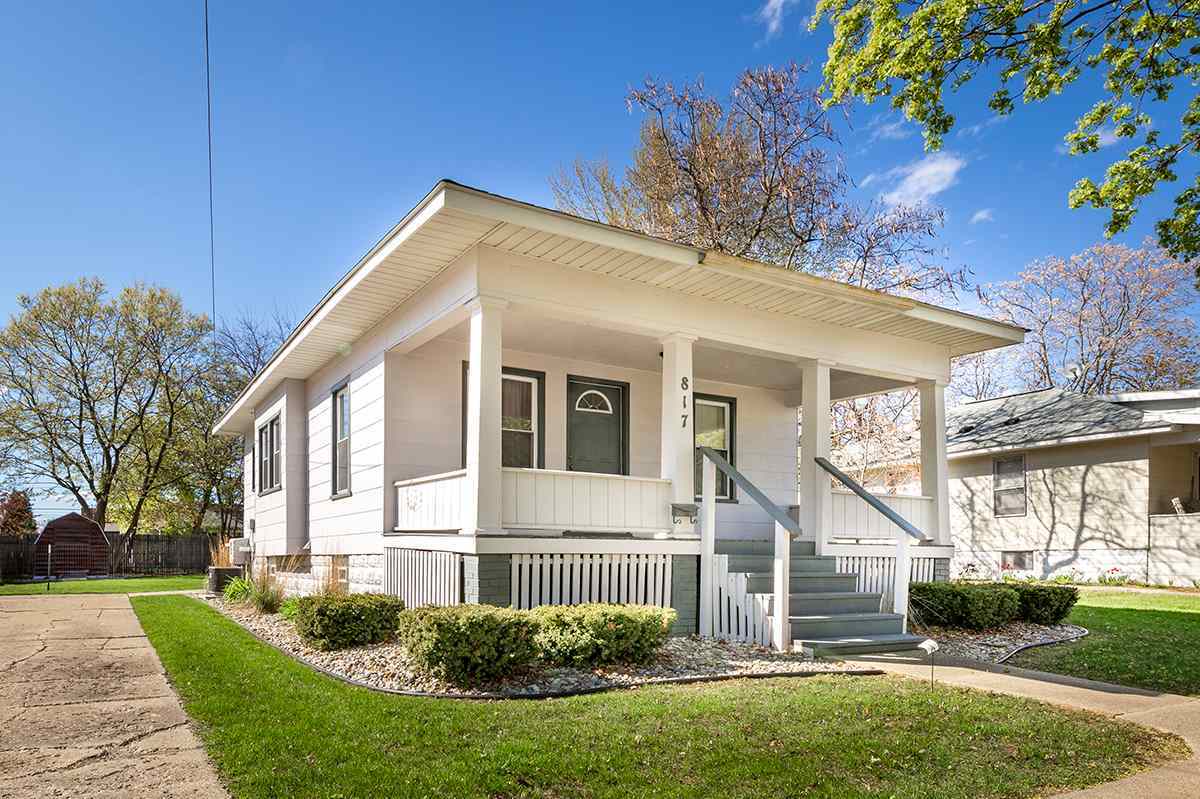 Property Photo:  817 Mill St  MI 48640 