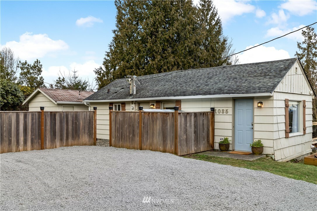 Property Photo:  1035 Temple Drive  WA 98201 