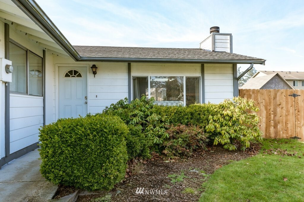 Property Photo:  890 NW Haslo Place  WA 98277 