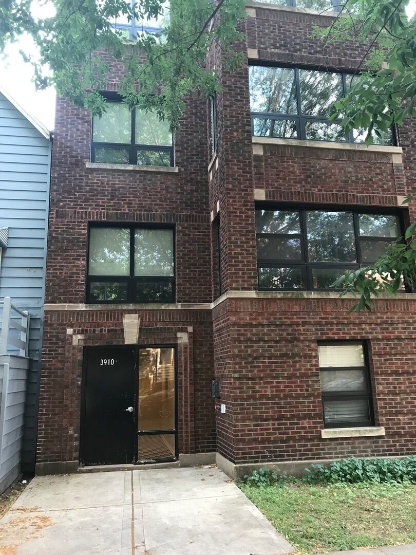 Property Photo: 3910 N Janssen Avenue 3 IL 60613