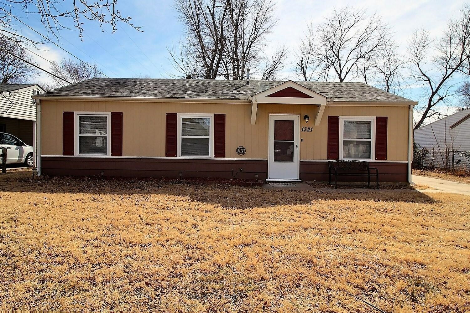 Property Photo:  1321 E Evanston St  KS 67219 