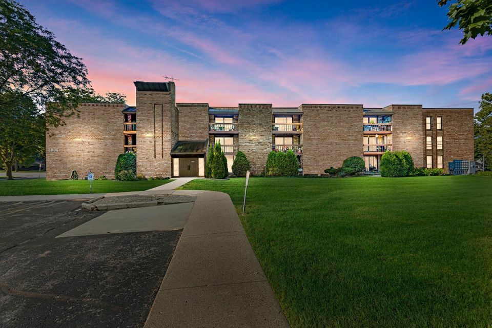 Property Photo: 3609 N Tucker Pl 310 WI 53222