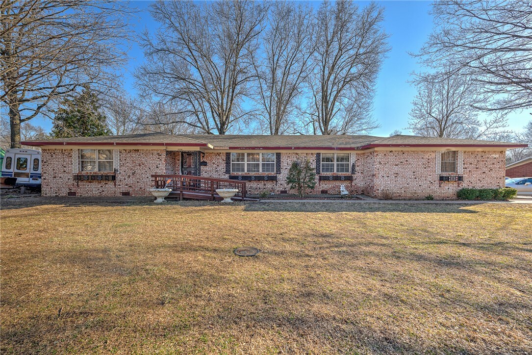 Property Photo:  1604 W Poplar Street  AR 72758 