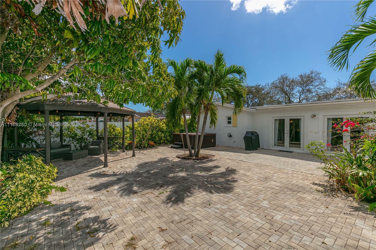 Property Photo: 4815 Johnson St FL 33021