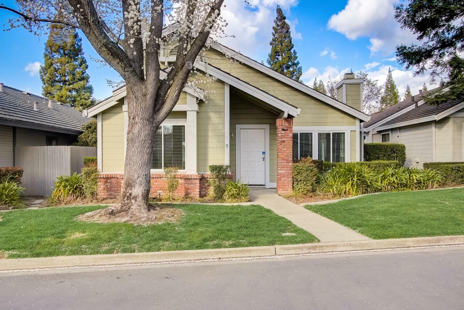 Property Photo:  2022 Fernwood Circle  CA 95661 