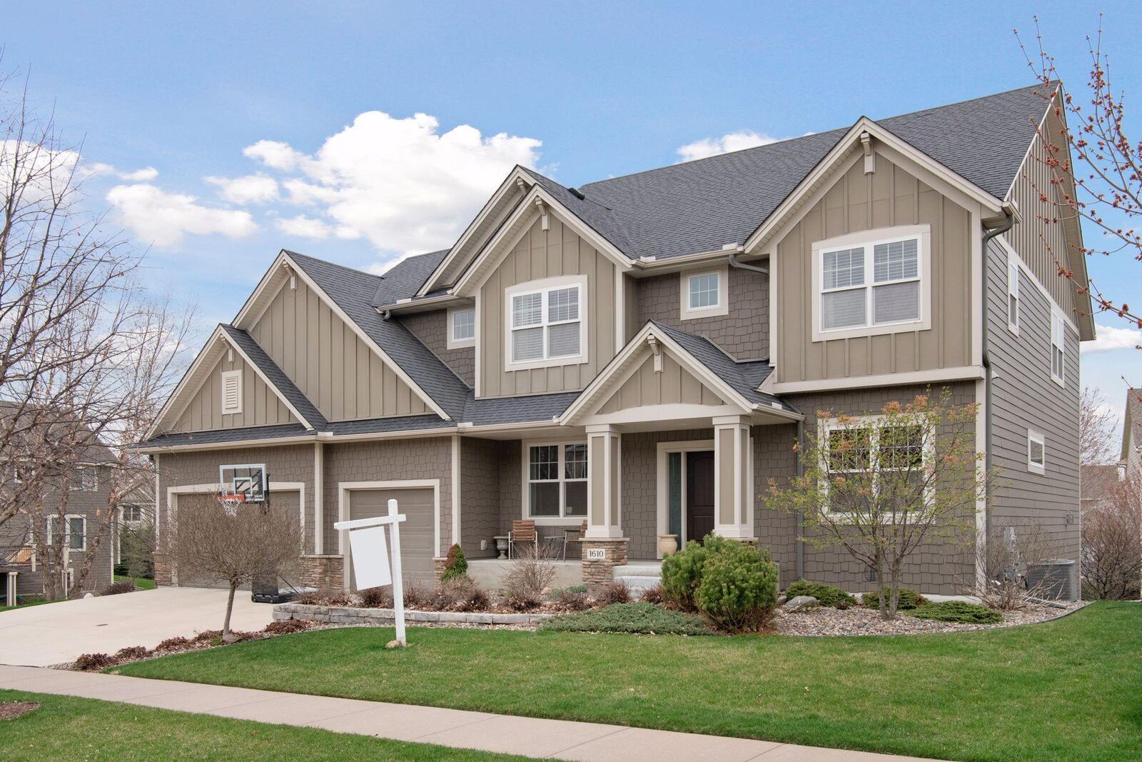 Property Photo:  1610 Deephaven Drive  MN 55129 