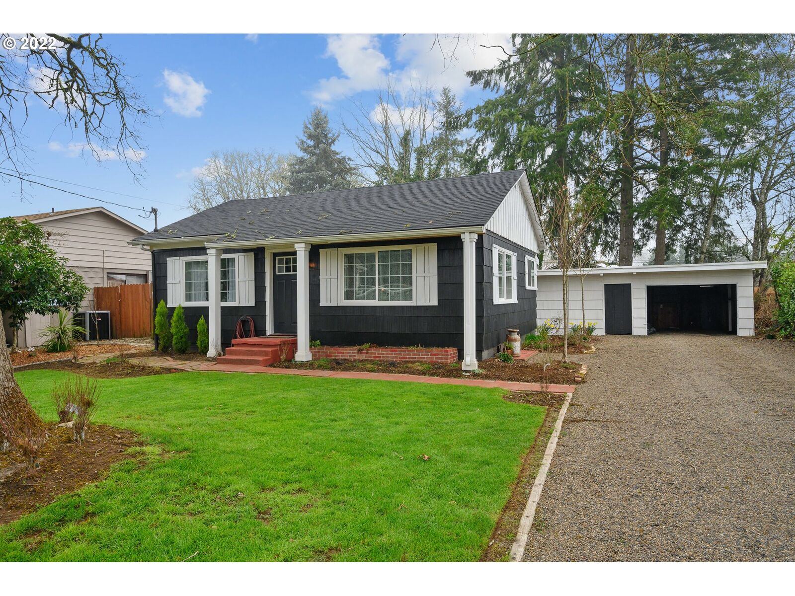 Property Photo: 634 SW Brockwood Ave OR 97128