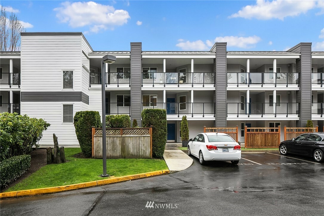 Property Photo:  410 2nd Avenue S 206  WA 98033 