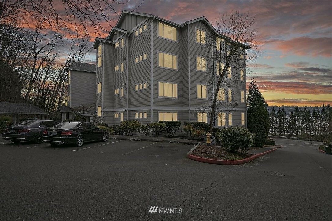 Property Photo:  1700 Lake Washington Boulevard N 101  WA 98056 