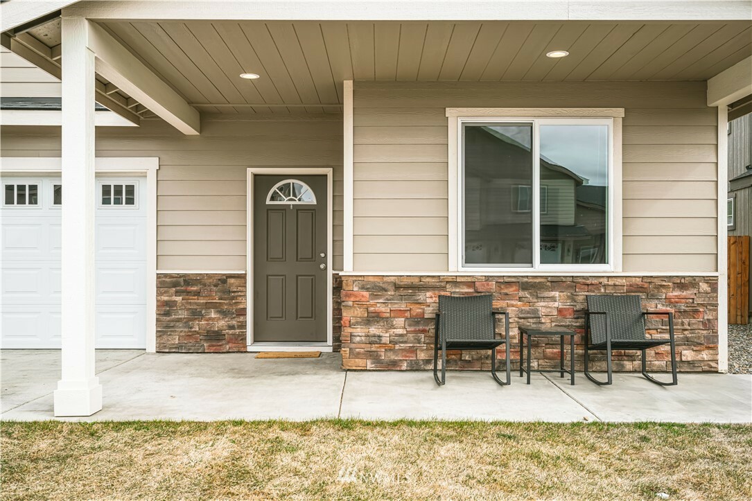 Property Photo:  2302 N Middlecrest Drive  WA 98926 