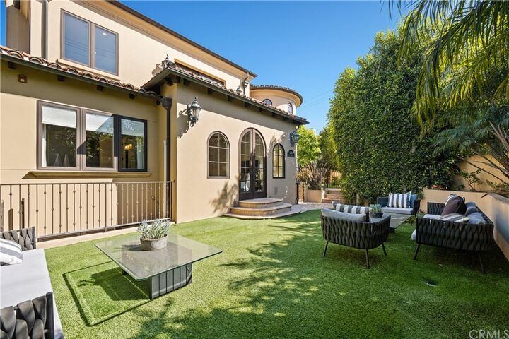 Property Photo:  300 N Dianthus Street  CA 90266 