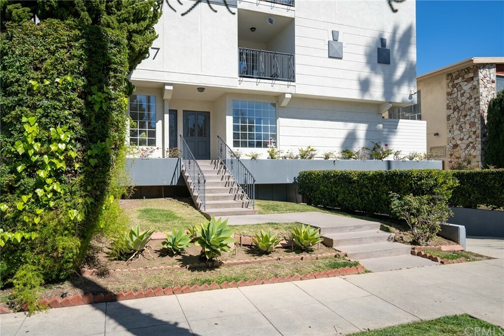 Property Photo:  837 Lincoln Boulevard 6  CA 90403 