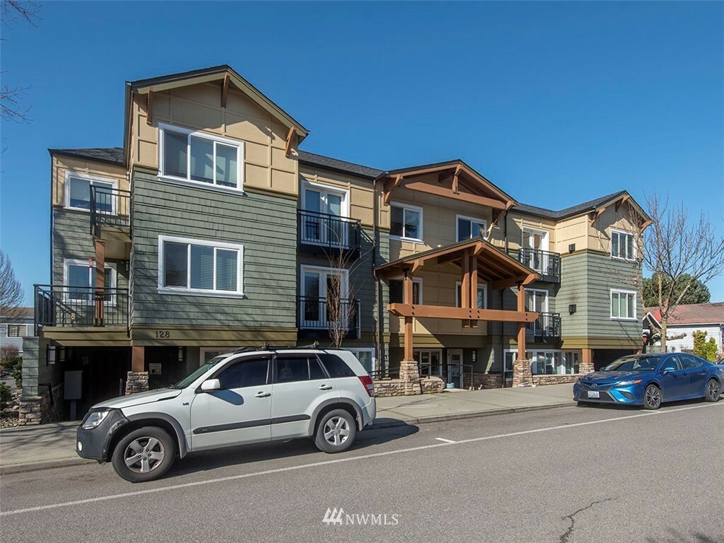 Property Photo: 128 4th Avenue S 203 WA 98020