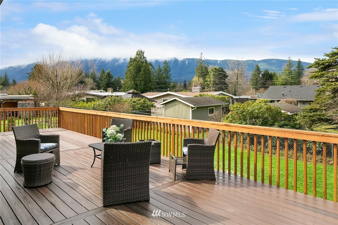 Property Photo:  917 Pickett Avenue NE  WA 98045 