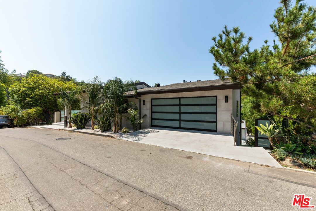 Property Photo:  13569   Contour Dr  CA 91423 