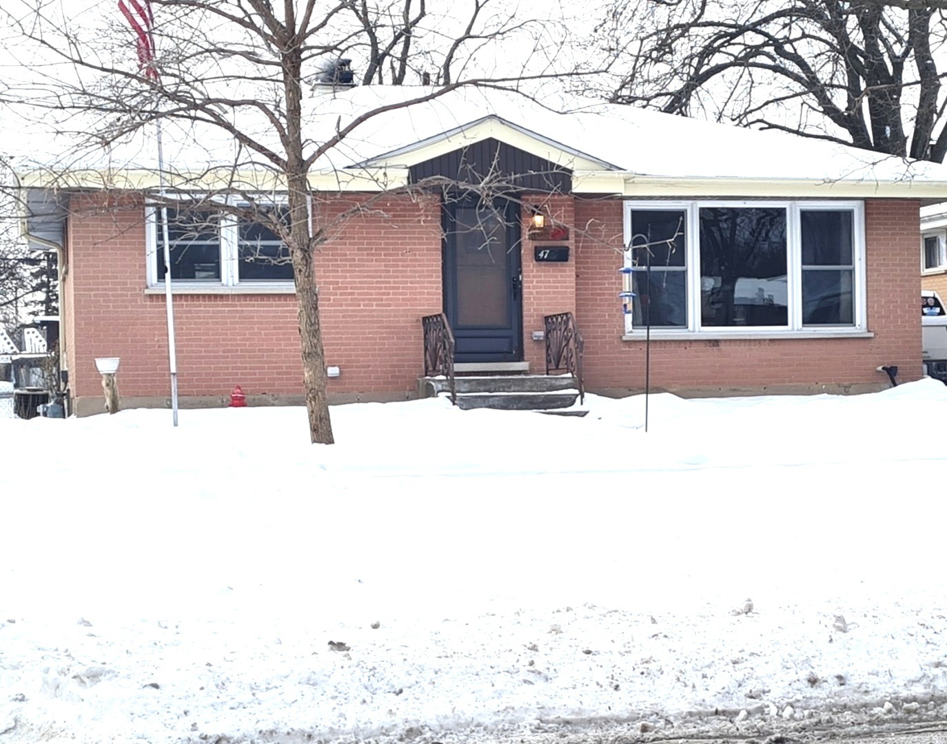 Property Photo:  47 W Devon Avenue  IL 60172 