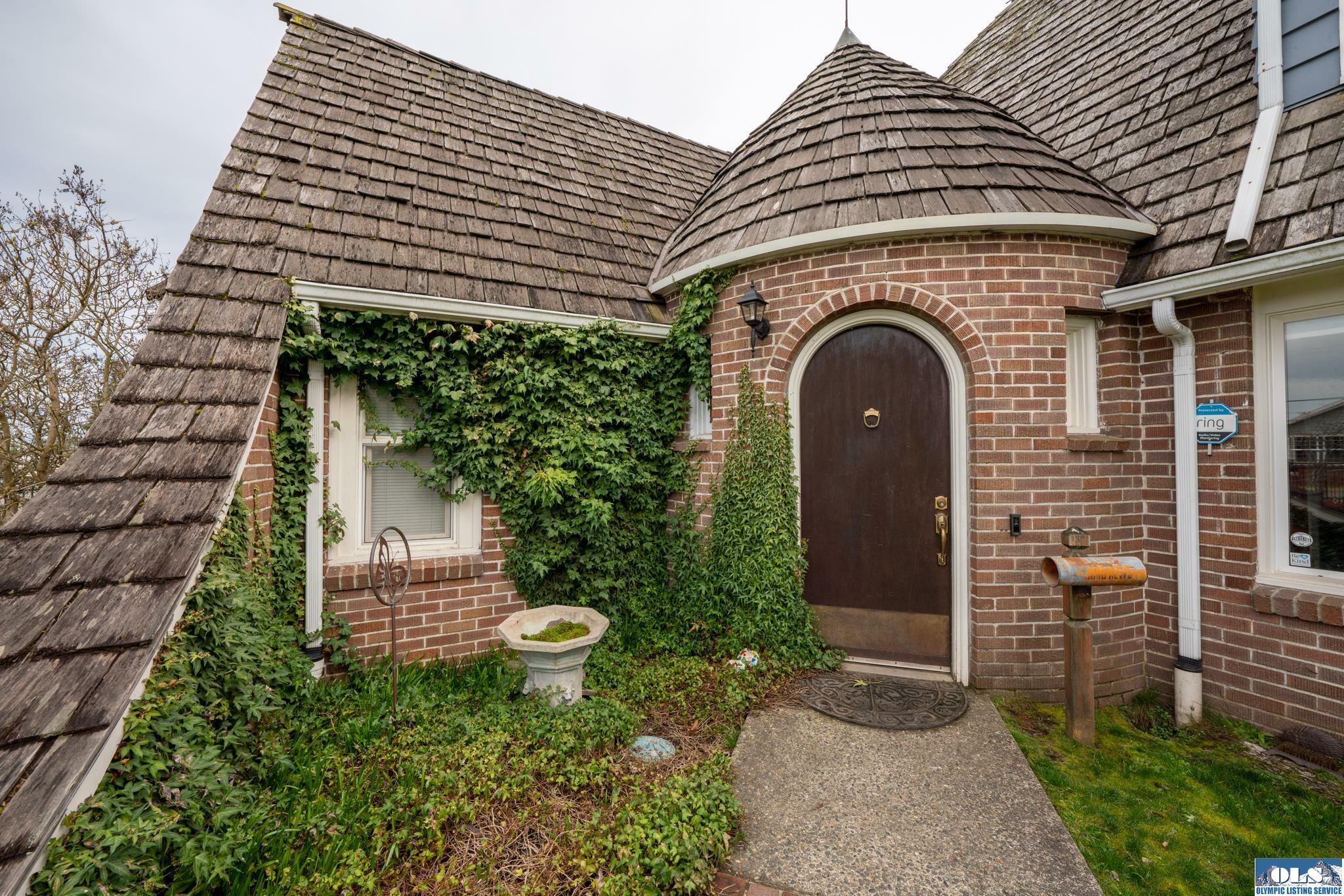 Property Photo: 207 W Maple WA 98382