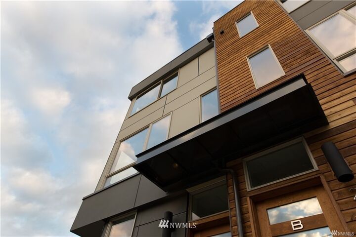 Property Photo:  206 22nd Avenue B  WA 98122 