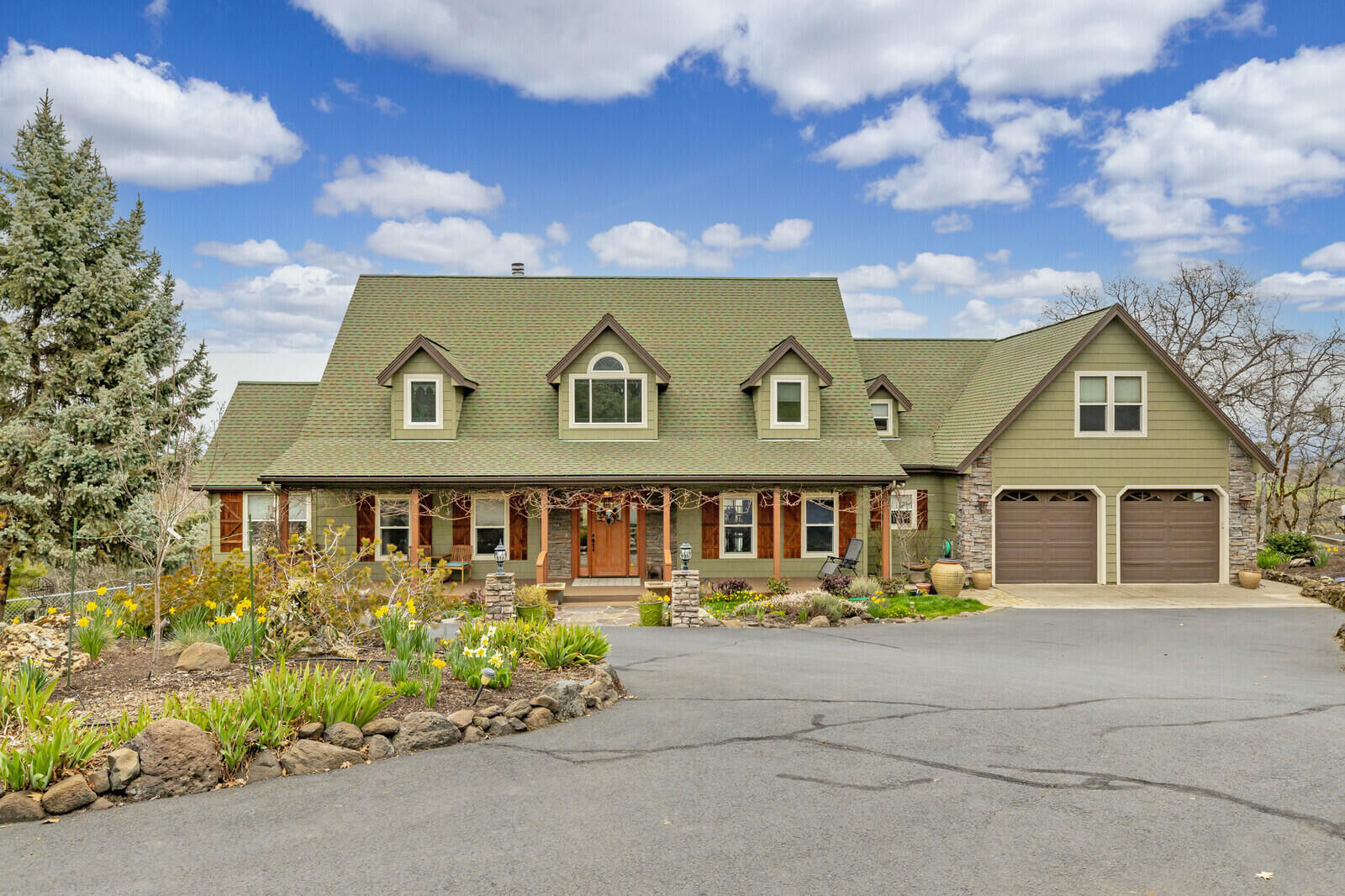 Property Photo: 3565 Livingston Road OR 97502