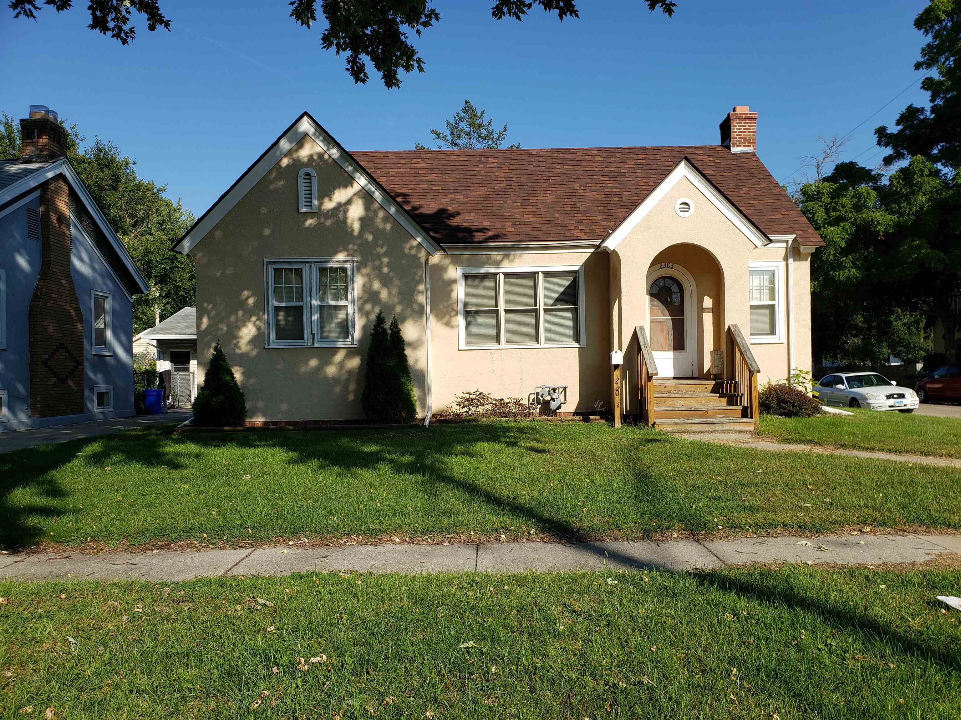 Property Photo:  2303 Grant Avenue  IL 61103 